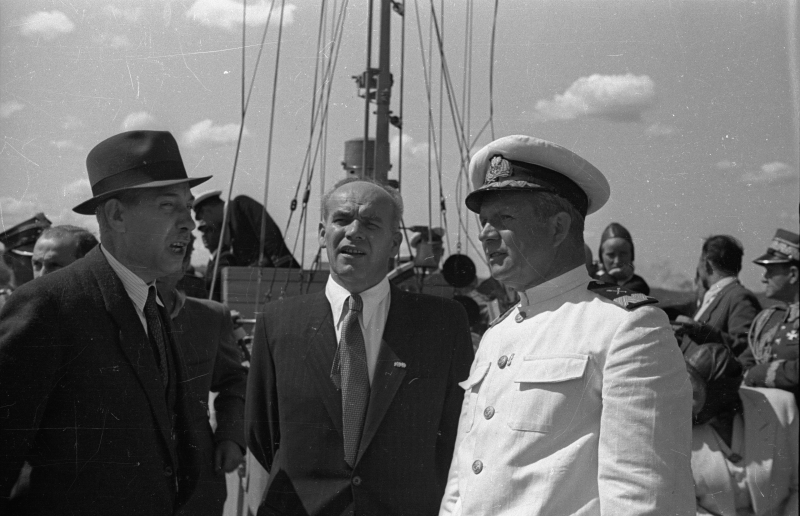 Gdynia, 2 sierpnia 1947 r. Otwarcie Międzynarodowych Targów Gdańskich. Delegacja rządowo-dyplomatyczna płynie ścigaczem z Gdyni do Sopotu. Od prawej: marszałek Michał Rola-Żymierski, wicepremier Władysław Gomułka, pełnomocnik rządu ds. odbudowy Wybrzeża Eugeniusz Kwiatkowski. Fot. PAP