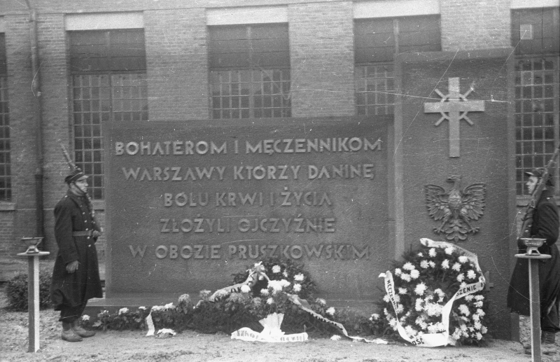 Pruszków, 16 listopada 1947 r. Zakłady Naprawcze Taboru Kolejowego. Uroczystość odsłonięcia pomnika ku czci ofiar niemieckiego obozu przejściowego, do którego kierowano ludność cywilną Warszawy w czasie i po upadku Powstania Warszawskiego. Fot. PAP