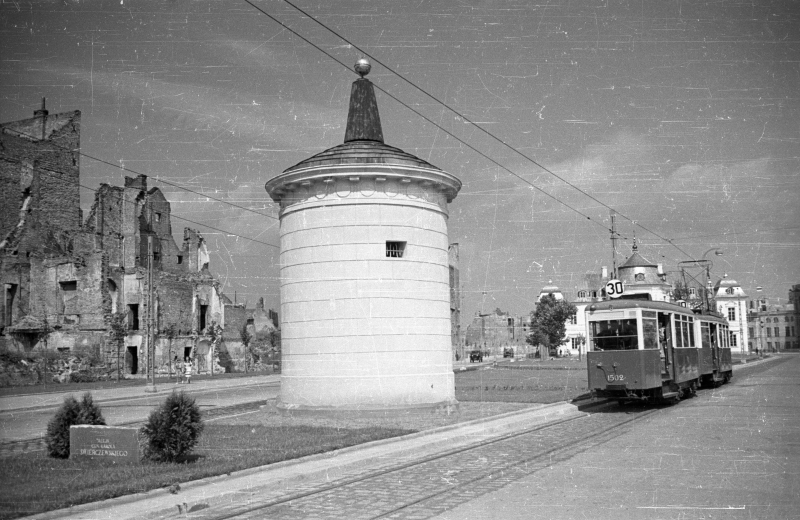 Wodozbiór tzw. Gruba Kaśka, klasycystyczna studnia z XVIII w. wg projektu Szymona Bogumiła Zuga, 1949 r. Fot. PAP/Stanisław Dąbrowiecki