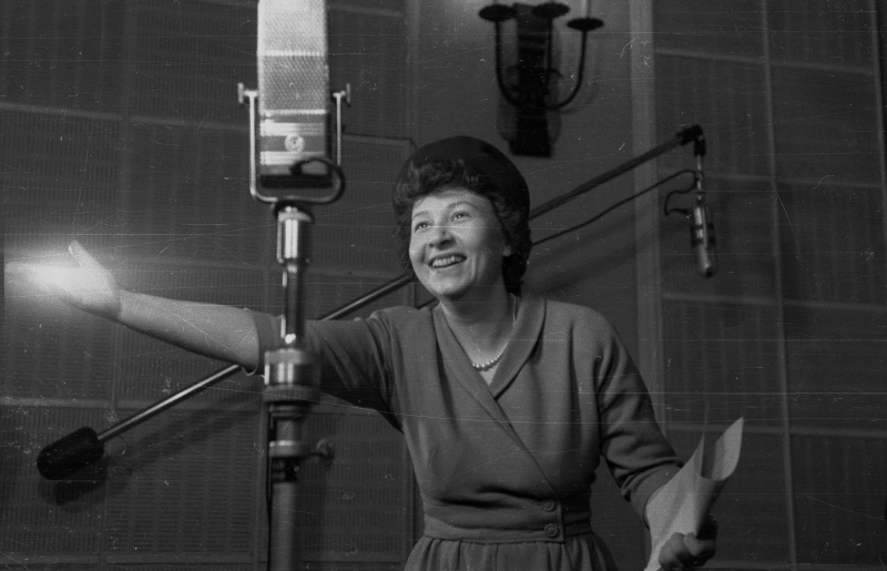 Irena Kwiatkowska w Studio Polskiego Radia, 1949 r. Fot. PAP