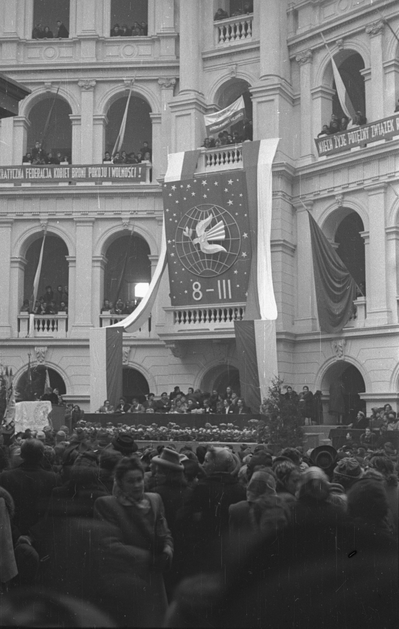 Akademia z okazji Międzynarodowego Dnia Kobiet na Politechnice Warszawskiej 8 marca 1949 r., fot. PAP/CAF