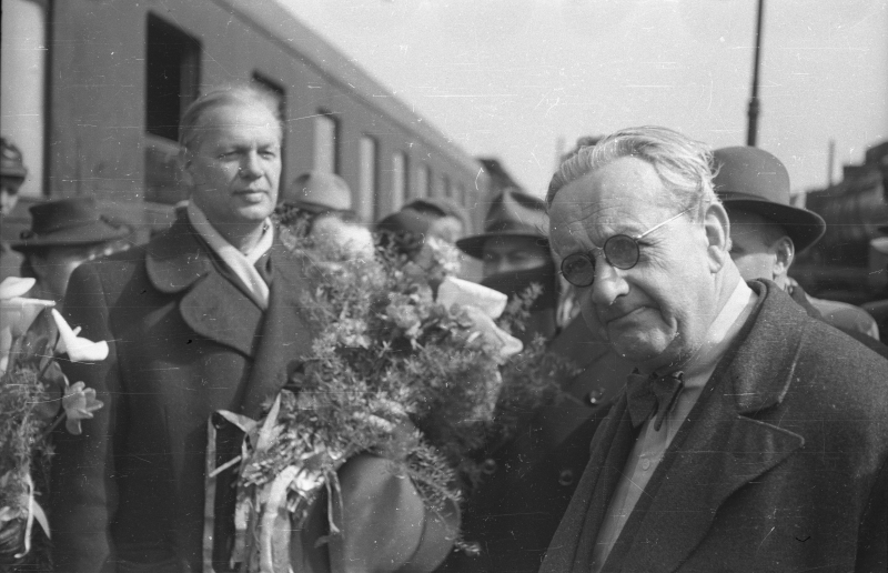 Pierwszy od prawej Aleksander Zelwerowicz w 1949 r. Fot. PAP