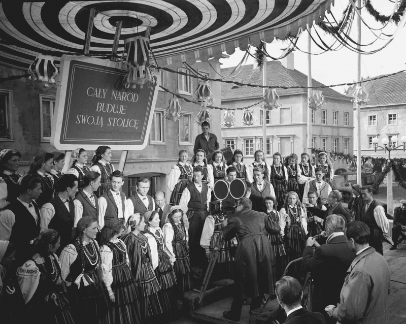 W pierwszym polskim barwnym filmie fabularnym pt. "Przygoda na Mariensztacie" w reżyserii Leonarda Buczkowskiego wystąpił m.in. Zespół Pieśni i Tańca Mazowsze (na zdjęciu, w czasie kręcenia filmu). Fot. PAP/Stanisław Dąbrowiecki