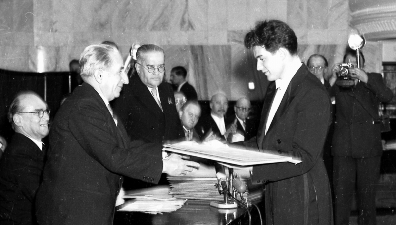 V Międzynarodowy Konkurs Pianistyczny im. Fryderyka Chopina w 1955 r. w Warszawie wygrał Polak Adam Harasiewicz, który na zdjęciu odbiera nagrodę z rąk przewodniczącego jury prof. Zbigniewa Drzewieckiego. Fot. CAF- Jerzy Baranowski