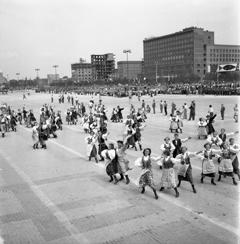 Festiwal Młodzieży i Studentów w Warszawie w 1955 r., fot. PAP/Kerzy Baranowski