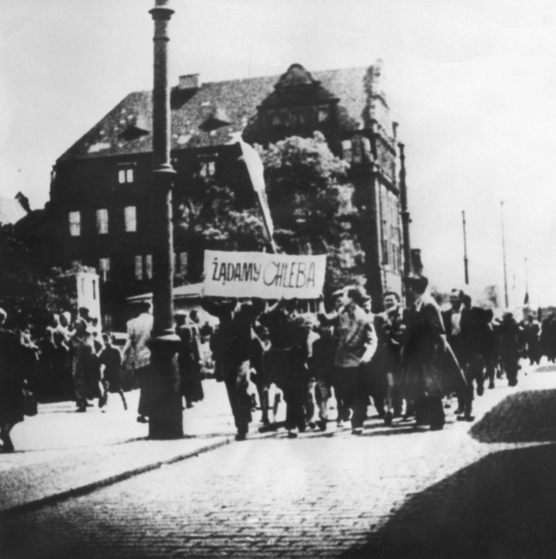 Poznań, 1956 r. Poznański Czerwiec 1956 roku - pierwszy w PRL strajk generalny i demonstracje uliczne krwawo stłumione przez wojsko i milicję. stw PAP/CAF-REPRODUKCJA