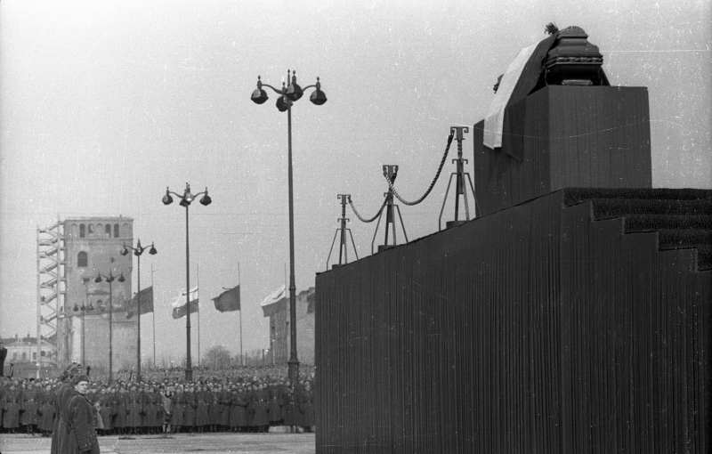 16 marca 1956 r. na placu Stalina (dziś Defilad) odbyło się zgromadzenie żałobne po śmierci Bolesława Bieruta. Fot. Muzeum Narodowe w Warszawie/PAP/Wiesław Prażuch