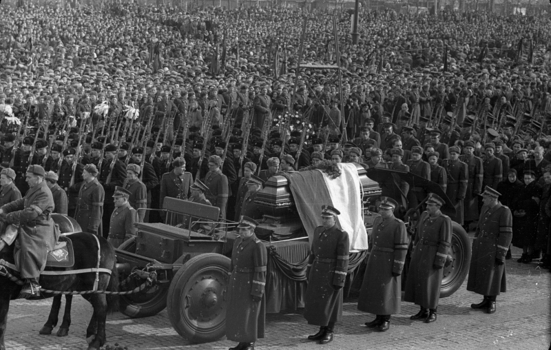 Kondukt pogrzebowy w drodze na Cmentarz Wojskowy na Powązkach, 16 marca 1956 r. Fot. Muzeum Narodowe w Warszawie/PAP/Wiesław Prażuch