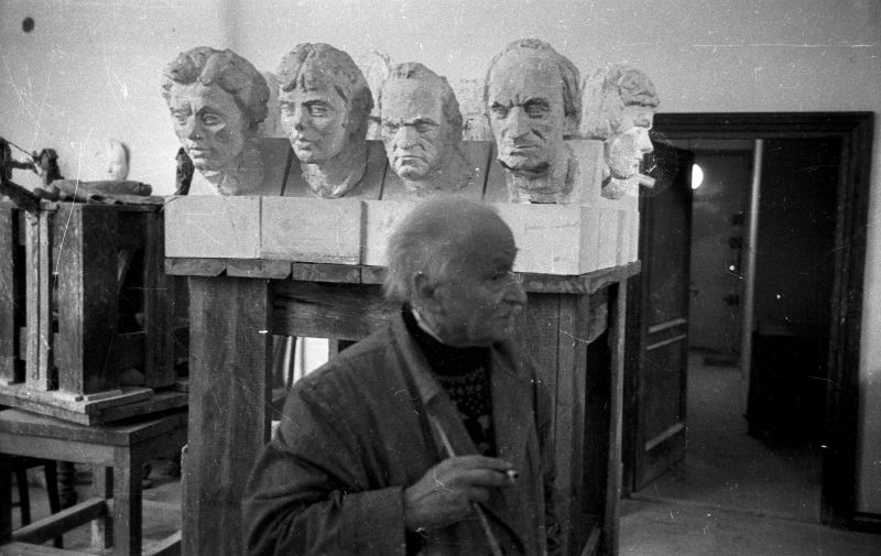 Jedno ze zdjęć do reportażu pt. "U Dunikowskiego", w tygodniku "Świat" 1958, nr 11, wykonanych podczas wywiadu Wiesława Nowakowskiego z rzeźbiarzem Xawerym Dunikowskim w jego domu przy al. Juliana Marchlewskiego 36 (al. Jana Pawła II) i w pracowni na parterze budynku. Fot. PAP/Jan Kosidowski