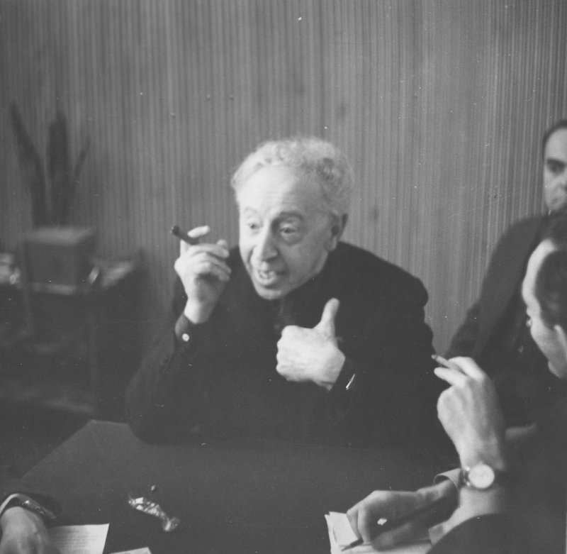 Warszawa, 1960. VI Międzynarodowy Konkurs Chopinowski. Konferecja prasowa w Grand Hotelu. Na zdjęciu: Artur Rubinstein. Fot. PAP/CAF/Piotr Barącz
