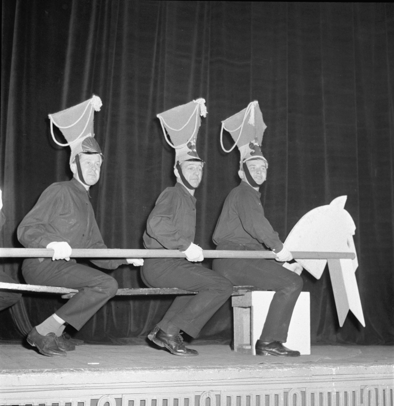 Gdańsk, 1960 r. Scenka z programu „Coś by trzeba zrobić” studenckiego teatru satyrycznego Bim-Bom. W zespole występowali m.in. założyciele kabaretu Zbigniew Cybulski i Bogumił Kobiela. Fot. PAP/CAF/Cezary Langda