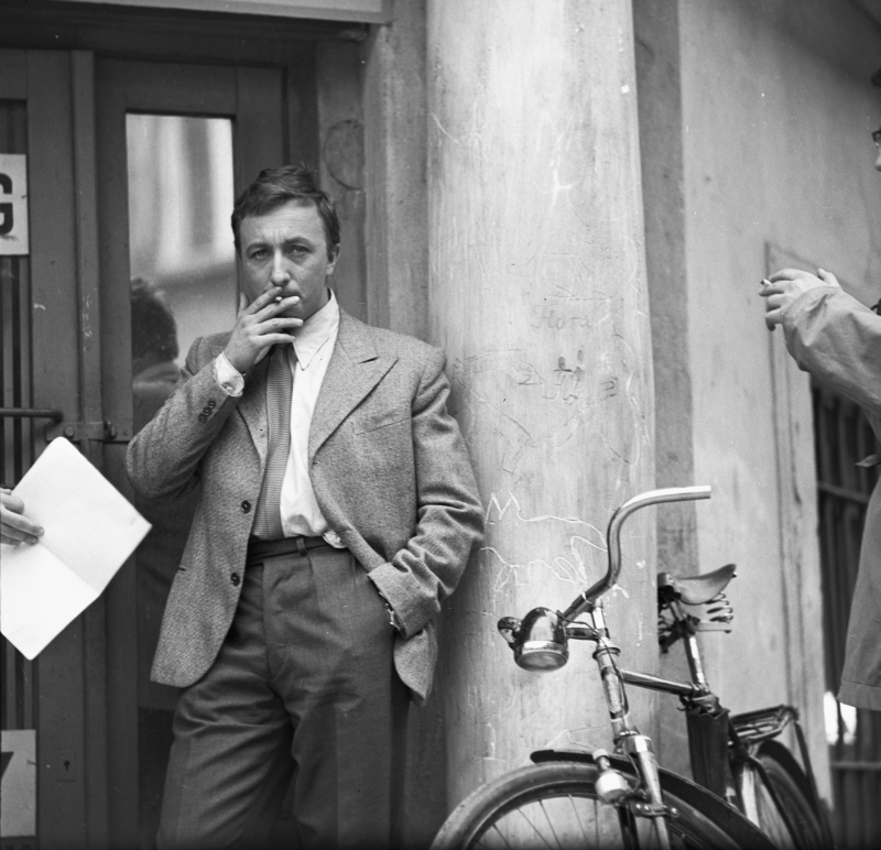 Warszawa, 1960 r. Bogumił Kobiela jako Jan Piszczyk w filmie "Zezowate szczęście" w reżyserii Andrzeja Munka. Fot. PAP/Kalenik