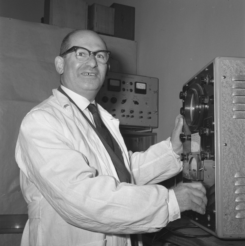 Warszawa 1963. Fizykochemik i popularyzator nauki prof. Józef Hurwic. Fot. PAP/Wdowiński