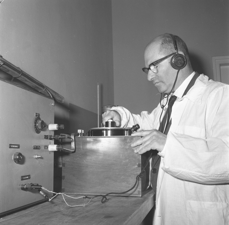 Warszawa 1963. Fizykochemik i popularyzator nauki prof. Józef Hurwic. Fot. PAP/Wdowiński