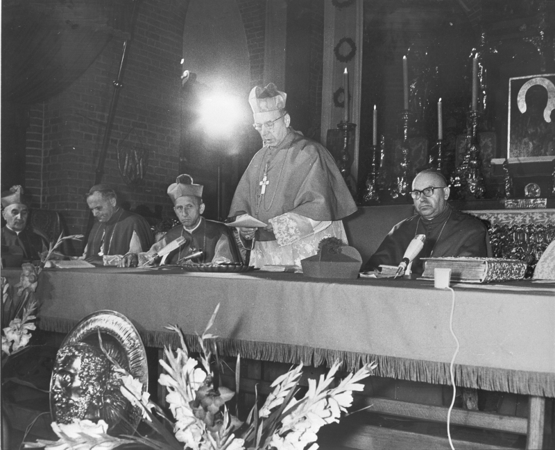 Uroczystości kościelne z okazji 20. rocznicy powrotu Ziem Zachodnich i Północnych do Polski w archikatedrze pw. św. Jana Chrzciciela. Nz. od prawej: arcybiskup wrocławski Bolesław Kominek, prymas Polski kardynał Stefan Wyszyński, metropolita poznański arcybiskup Antoni Baraniak, metropolita krakowski arcybiskup Karol Wojtyła, delegat prymasa Polski w Opolu z uprawnieniami biskupa rezydencjalnego bp Franciszek Jop., 1 września 1965 r. Fot. PAP/Andrzej Kossobudzki Orłowski