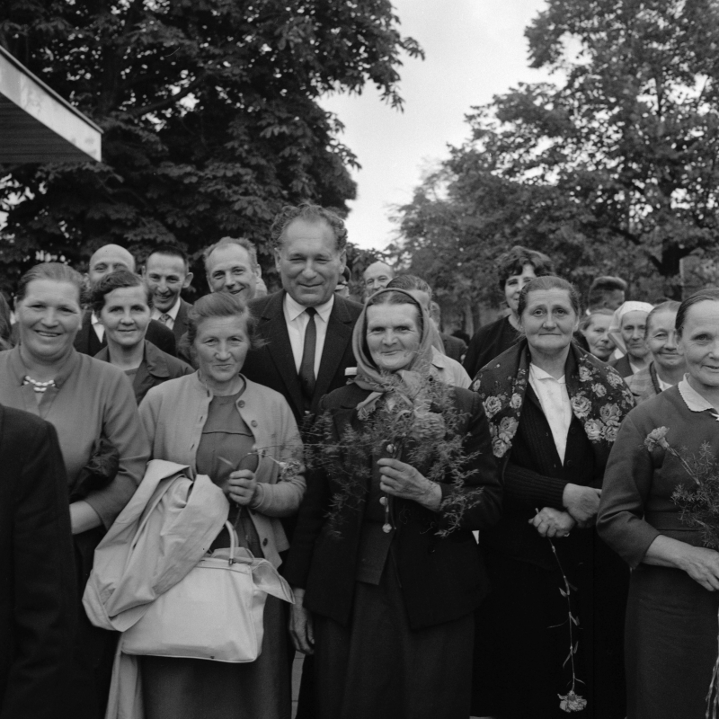 Kieleckie, 24.09.1967 r. Prezes Zarządu Głównego Związku Bojowników o Wolność i Demokrację oraz minister spraw wewnętrznych Mieczysław Moczar podczas spotkania z wdowami po mieszkańcach wsi Skłoby zamordowanych w 1940 r. przez okupantów niemieckich w odwecie za działania oddziału majora Henryka Dobrzańskiego ps. Hubal. Fot. PAP/Henryk Rosiak
