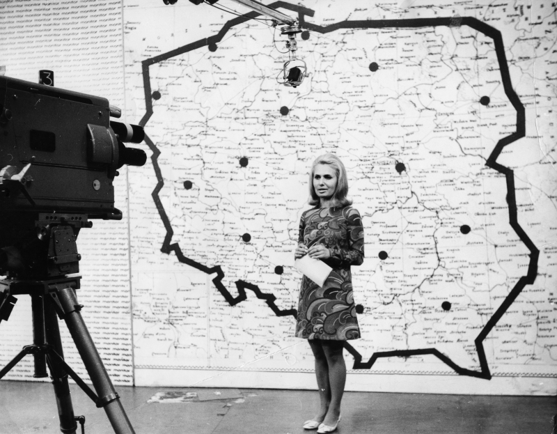 Warszawa, 1968 r. Prezenterka pogody Elżbieta Sommer, nazywana popularnie Chmurką, w studio Telewizji Polskiej. Fot. PAP/Jan Morek