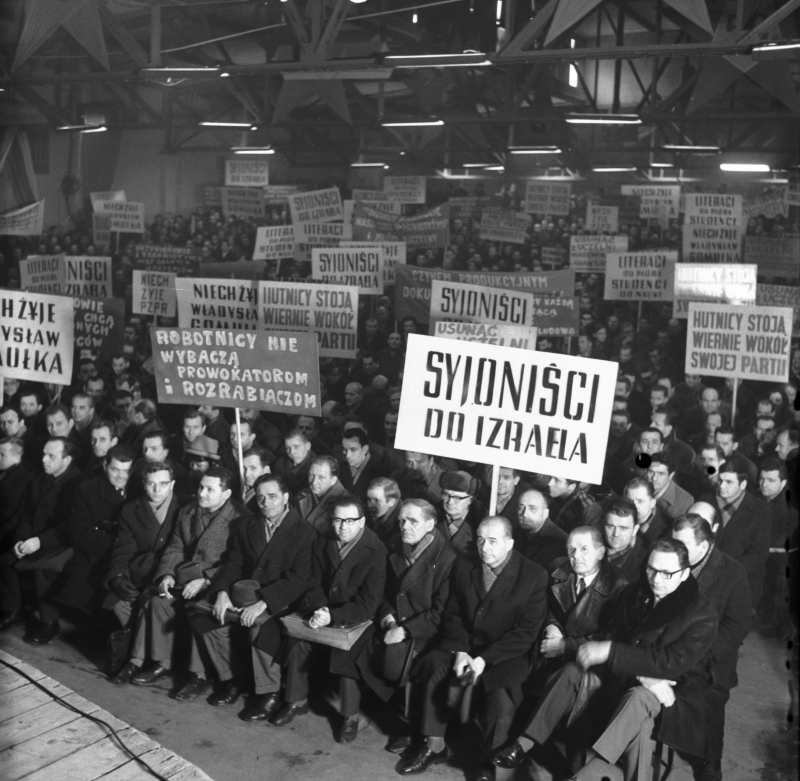 Wiec poparcia dla antysyjonistycznej polityki partii w Hucie im. Lenina w Krakowie w marcu 1968 r. Fot. AP/Andrzej Piotrowski