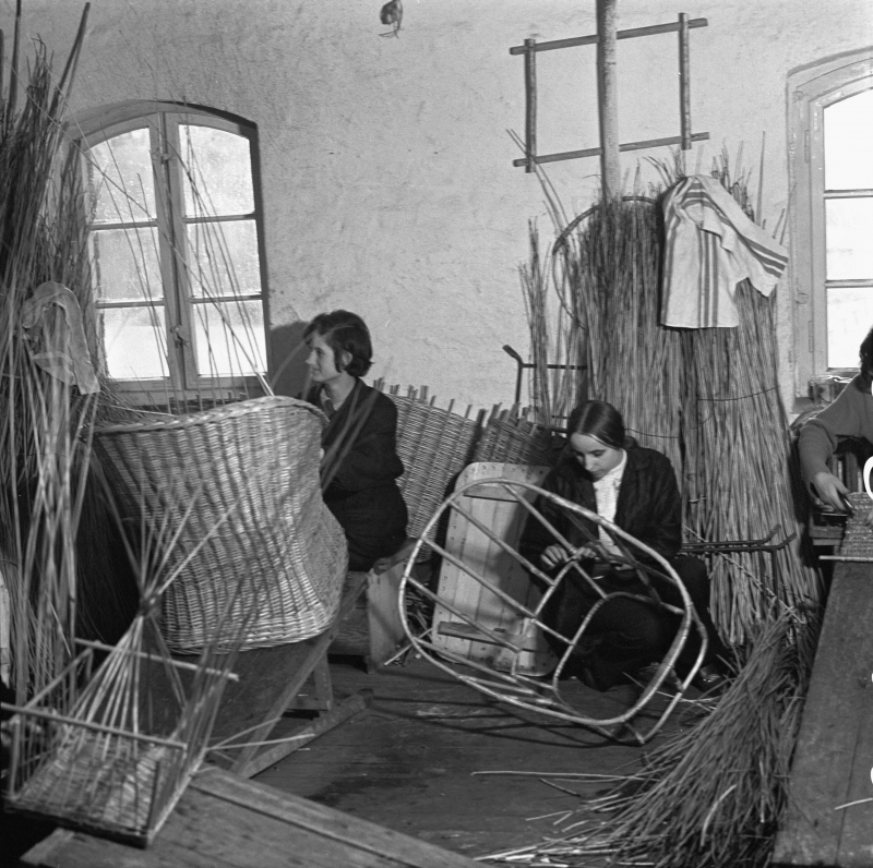 Pracownia wikliniarska Koszalińskiego Przedsiębiorstwa Produkcji Leśnej Las, Białogard, 1969 r. Fot. PAP/Stefan Kraszewski