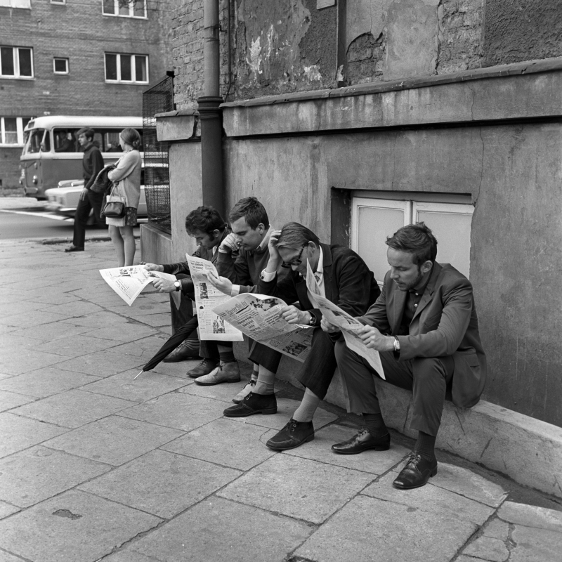 Mężczyźni czytający gazety na warszawskiej ulicy w latach 70. Fot. PAP/Afa Pixx/Irena Komar