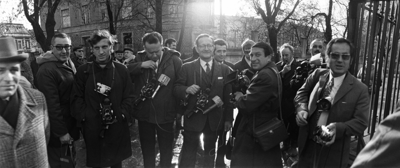 Warszawa, listopad 1970 r. Fotoreporterzy przed Pałacykiem MSZ (Pałac Przeździeckich) przy ul. Foksal, w którym toczyły się rozmowy Polska-NRF. Widoczni są: fotoreporterzy Polskiej Agencji Interpress i Centralnej Agencji Fotograficznej. Fot. PAP/Renard Dudley
