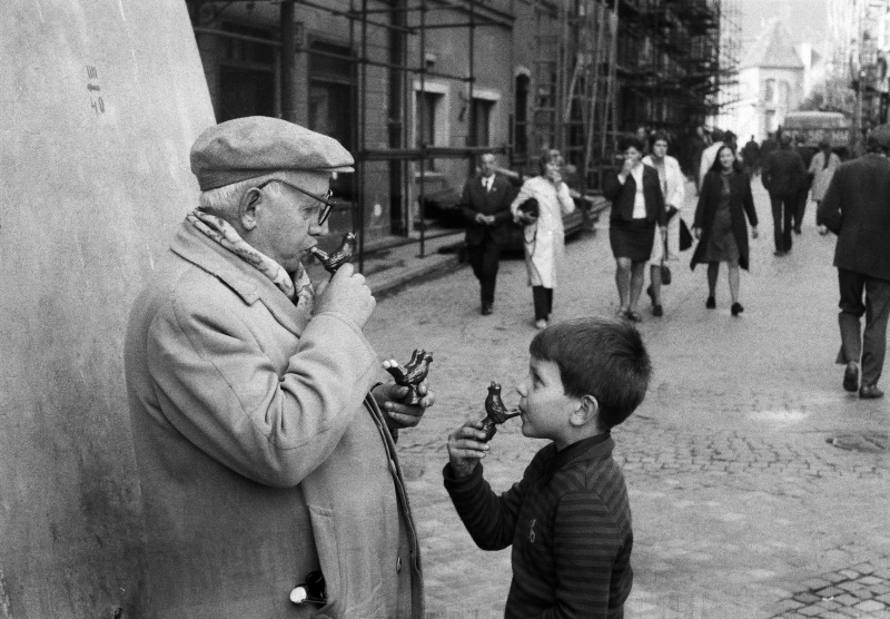 Handel glinianymi gwizdkami na Rynku Starego Miasta w latach 70. Fot. PAP/Afa Pixx/Zenon Żyburtowicz