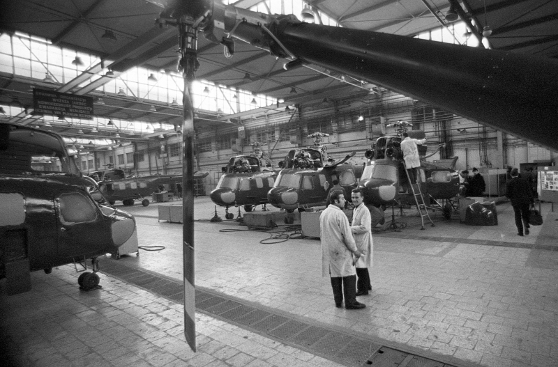Wytwórnia Sprzętu Komunikacyjnego WSK PZL-Świdnik w 1972 r. Na zdjęciu: średni śmigłowiec wielozadaniowy Mi-2, zaprojektowany przez radzieckie biuro konstrukcyjne Michaiła Mila. Fot. PAP/Afa Pixx/Mirosław Stankiewicz