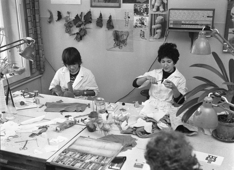 Łódź 30.10.1972. Studio Małych Form Filmowych Se-Ma-For, wytwórnia filmowa zajmująca się głównie produkcją animowanych filmów lalkowych, rysunkowych. Na zdjęciu: kostiumownia. Fot. PAP/Andrzej Zbraniecki