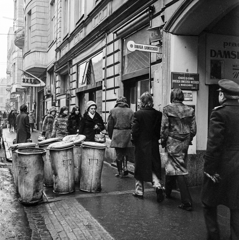 Ulica Henryka Rutkowskiego (do 1952 roku ulica Chmielna) na wysokości numeru 24 w Warszawie, 1973 r. Fot. PAP/Afa Pixx/Irena Komar