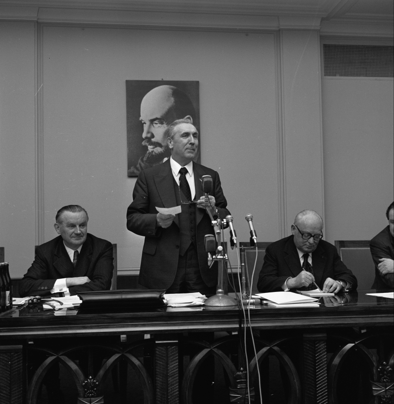 Warszawa, 15.02.1974 r. Obrady XIII Plenum Komitetu Centralnego Polskiej Zjednoczonej Partii Robotniczej (KC PZPR). Od lewej: premier rządu PRL Piotr Jaroszewicz, I sekretarz KC PZPR Edward Gierek, przewodniczący Rady Państwa Henryk Jabłoński. Fot. PAP/Zbigniew Matuszewski