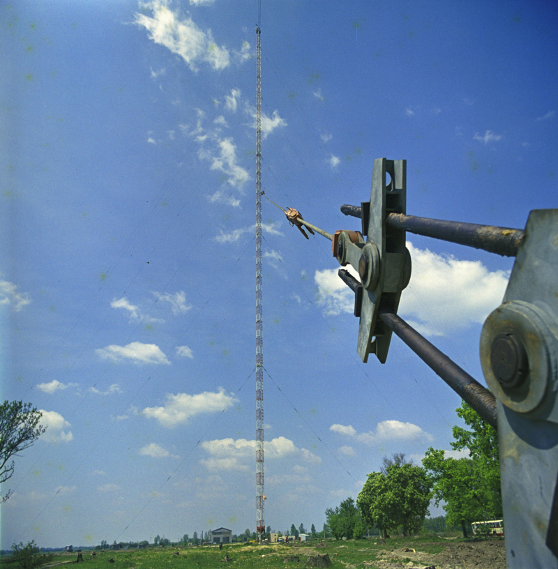 Maszt radiowy w Konstantynowie koło Gąbina. Fot. Jan Morek (PAP)