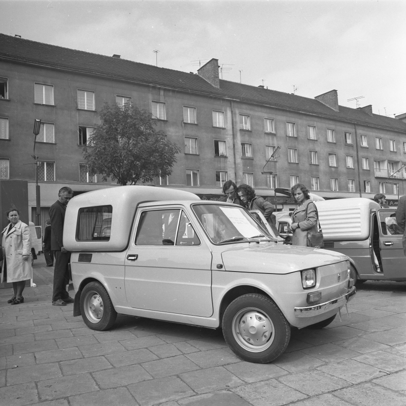 Prezentacja nowego modelu samochodu Fiat 126p wyprodukowanego w Fabryce Samochodów Małolitrażowych w Bielsku Białej, 17 lipca 1974 r. Ideą konstruktorów było stworzenie małego samochodu dostawczego. Dzięki obłemu kształtowi nadbudowy auto nazwano Bombel. Fot. PAP/Stanisław Jakubowski