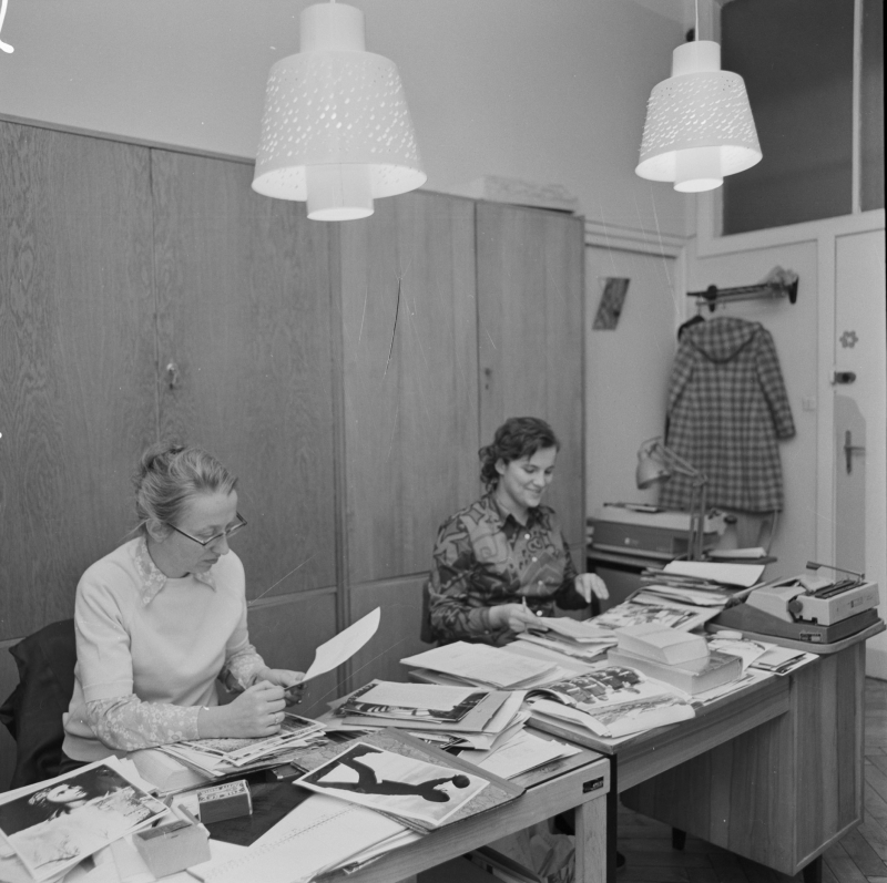 Warszawa, październik 1974 r. Centranla Agencja Fotograficzna. Dział Redakcji Zagranicznej. Na zdjęciu od lewej: Ewa Morsztynkiewicz, kierownik Redakcji Zagranicznej CAF oraz Joanna Matusewicz. Fot. PAP/Witold Rozmysłowicz