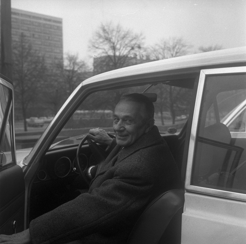 Warszawa, grudzień 1974 r. Mieczysława Fogga w samochodzie przed PKiN. Fot. PAP/Zbigniew Wdowiński
