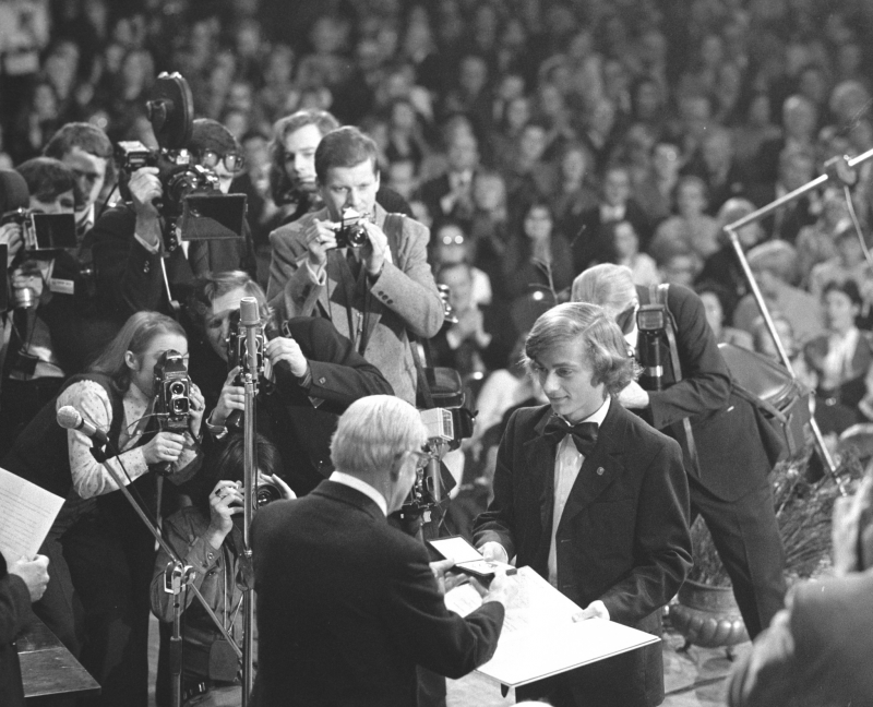 Warszawa, 29.10.1975 r. Zwycięzca IX Międzynarodowego Konkursu Pianistycznego im. Fryderyka Chopina - Krystian Zimerman otrzymuje nagrodę z rąk dyrektora konkursu chopinowskiego Wiktora Weinbauma. Fot. PAP/CAF/Marian Sokołowski