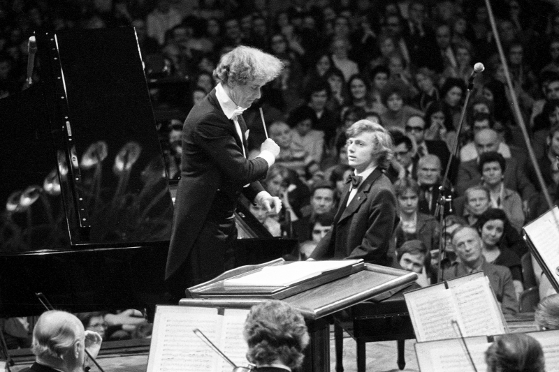 Krystian Zimerman i dyrygent Jerzy Maksymiuk podczas koncertu laureatów konkursu chopinowskiego w 1975 r. Fot. PAP/Afa Pixx Mirosław Stankiewicz