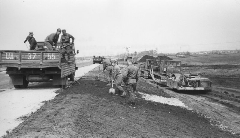 Okolice Częstochowy, 1.04.1976 r. Budowa drogi szybkiego ruchu Warszawa - Katowice, odcinek w pobliżu Częstochowy. Na zdjęciu: żołnierze jednostek komunikacyjnych i jednostek Śląskiego Okręgu Wojskowego pracujący przy budowie. Fot. Andrzej Rybczyński (PAP)