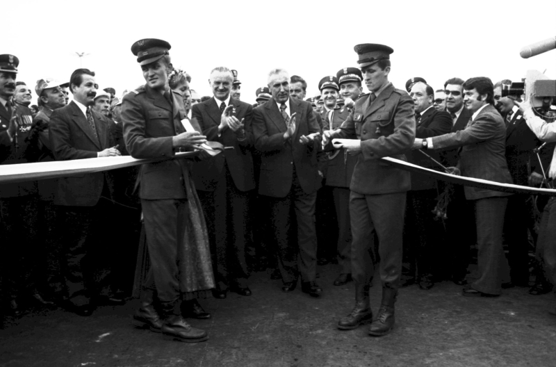 Częstochowa 11.10.1976 r. Otwarcie nowej arterii Warszawa – Katowice, popularnie zwanej gierkówką. Na zdjęciu od lewej: premier Piotr Jaroszewicz, I sekretarz KC PZPR Edward Gierek i minister obrony narodowej gen. Wojciech Jaruzelski. Fot. Adam Urbanek (PAP)