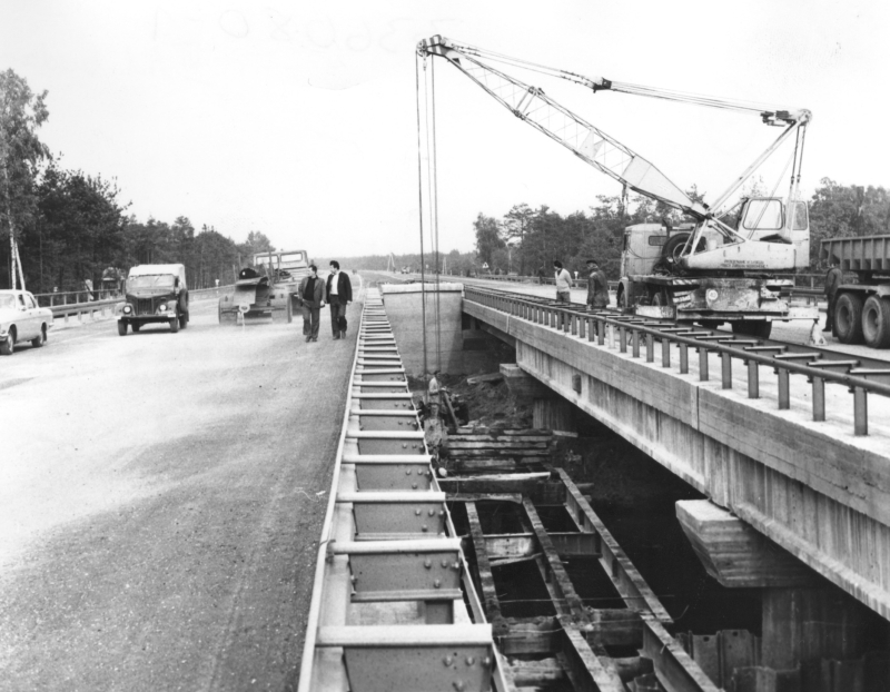 Okolice Częstochowy, 1.04.1976 r. Budowa drogi szybkiego ruchu Warszawa - Katowice, odcinek w pobliżu Częstochowy. Fot. Andrzej Rybczyński (PAP)