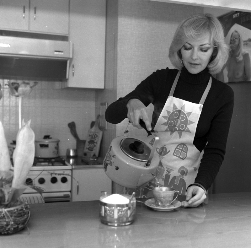 1978 rok. Popularna aktorka Barbara Brylska w swoim mieszkaniu w Warszawie. Do herbaty nieodzownym dodatkiem był wówczas cukier. Fot. Bogdan Różyc (PAP)
