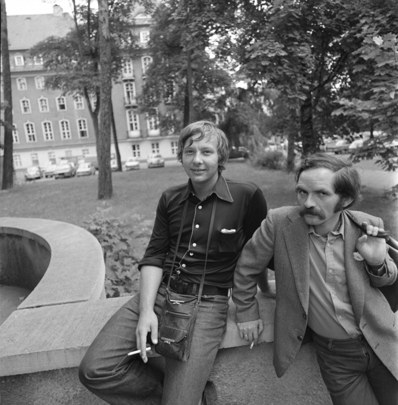 Członkowie kabaretu Tey, Zenon Laskowik i Bohdan Smoleń pred Grand Hotelem w Sopocie w sierpniu 1979 r. Fot. PAP/Stefan Kraszewski