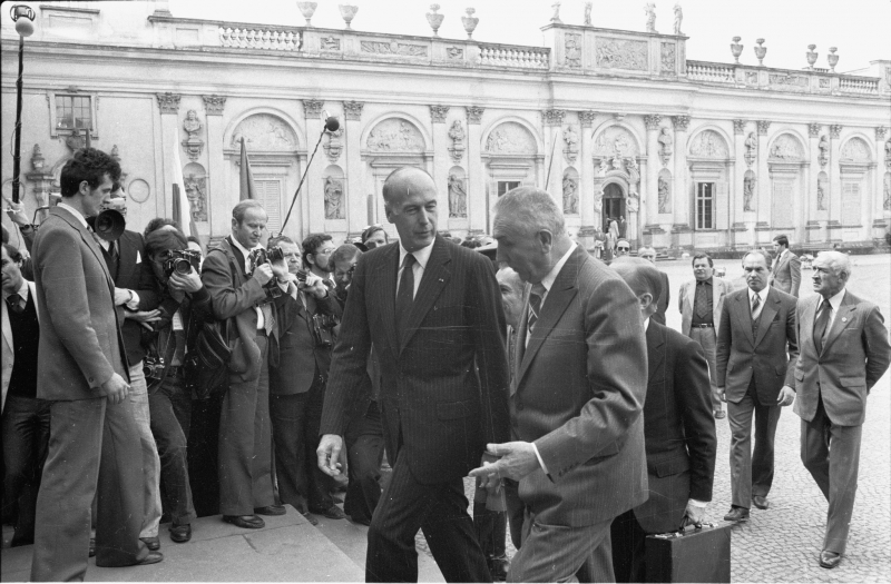 Prezydent Francji Valery Giscard d'Estaing i I sekretarz KC PZPR Edward Gierek wchodzą do pałacu w Wilanowie. Fot. PAP/CAF/Marek Langda