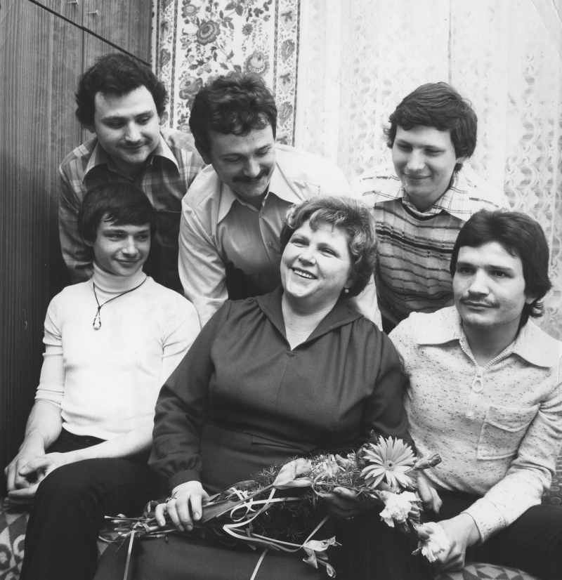 Katowice , 26.05.1980 r. Rita Goryczkowa z synami. Mąż i pięciu synów pracowało w Kopalni Węgla Wieczorek. Fot. PAP/Kazimierz Seko