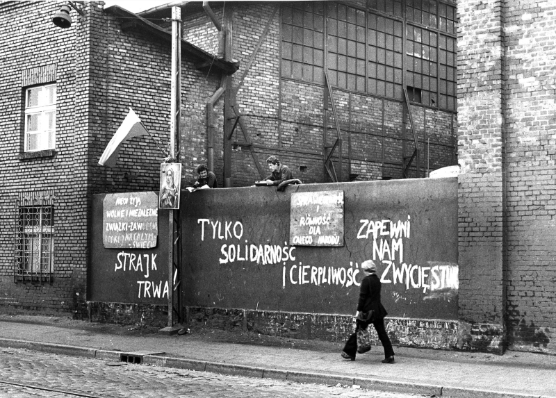 Gdańsk, sierpień 1980. Strajk w Stoczni Gdańskiej im. Lenina, napisy i transparenty na ogrodzeniu stoczni od strony ulicy. Fot. PAP/Erazm Ciołek