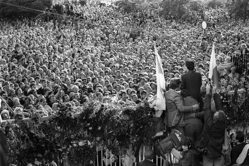 Stocznia Gdańska im. Lenina, brama nr 2, Lech Wałęsa ogłasza zakończenie strajku, 31 sierpnia 1980 r. Fot. PAP/Erazm Ciołek