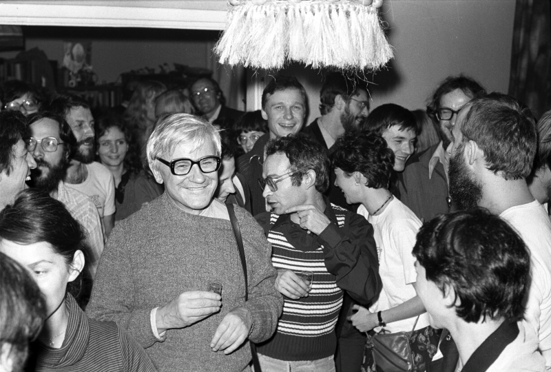 Warszawa, październik 1980 r. Bankiet w Salonie Kultury Niezależnej w mieszkaniu Elżbiety i Pawła Bąkowskich z okazji 100. publikacji Niezależnej Oficyny Wydawniczej NOWa. Nz. m.in. Marcin Jabłoński (3. od lewej, z brodą bez okularów), Jan Józef Lipski (siwy w okularach), Jan Lityński (obok Lipskiego w kamizelce w paski). Fot. PAP/Tomasz Abramowicz