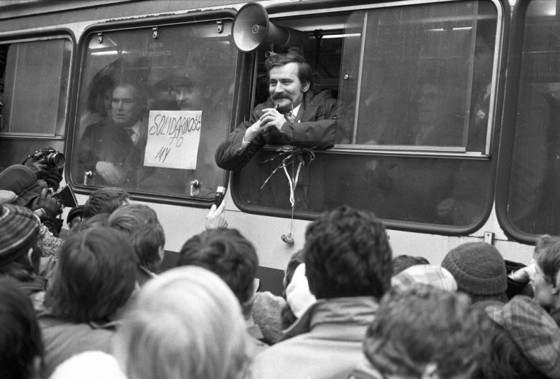 Lech Wałęsa w oknie autokaru z delegatami Solidarności. Po wpisaniu Niezależnego Samorządnego Związku Zawodowego (NSZZ) Solidarność do rejestru związków zawodowych Krajowa Komisja Porozumiewawcza (KPP) odwołowała ogłoszoną 27 października gotowość strajkową, 10 listopada 1980 r. Fot. PAP/Jan Morek