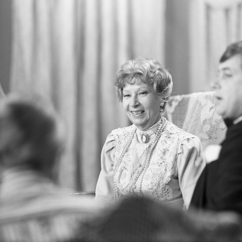 Irena Kwiatkowska podczas realizacji programu muzyczno-rozrywkowego w reżyserii Anny Minkiewicz "Na imieninach (U cioci na imieninach)", 1981 r. Fot. PAP/Maciej Belina Brzozowski