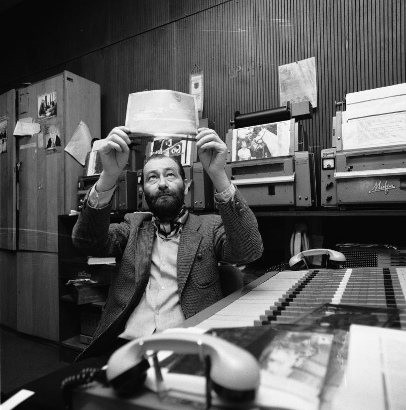 Warszawa, styczeń 1981 r. Redakcja Zagraniczna Centralnej Agencji Fotograficznej (CAF). Na zdjęciu: redaktor Hubert Tomczak. Fot. PAP/CAF/Witold Rozmysłowicz