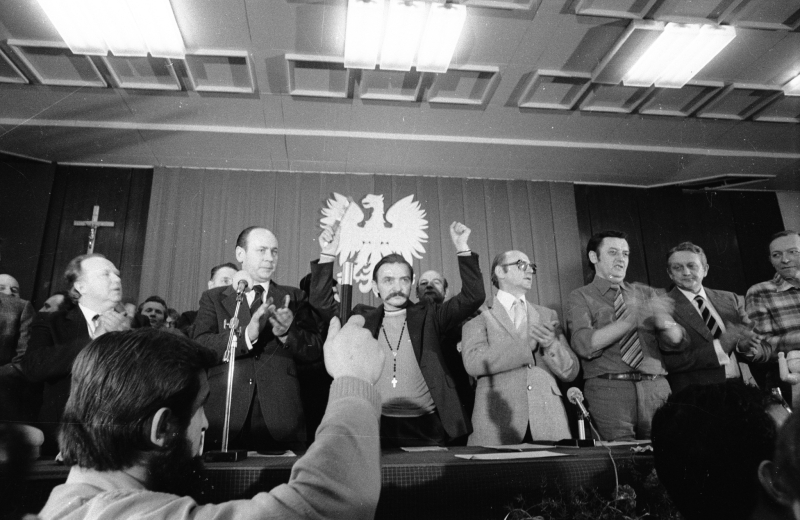 Gdańsk, 15.02.1981 r. Na terenie Stoczni Gdańskiej realizowany był film "Człowiek z żelaza" w reżyserii Andrzeja Wajdy. Na zdjęciu: kręcenie sceny podpisania porozumień rządu z Komitetem Założycielskim NSZZ Solidarność w autentycznej scenerii Sali BHP. Fot. PAP/CAF/Janusz Uklejewski